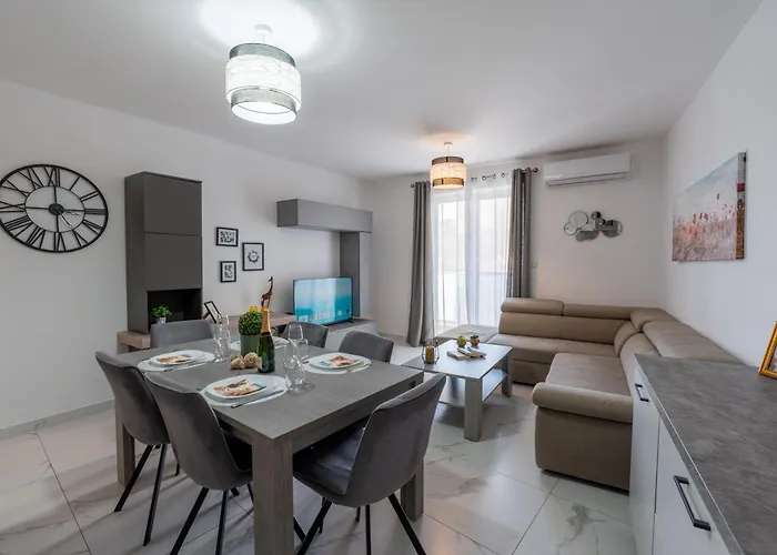 Apartment A20 - 5 Mins Walk To Valletta Ferry - Shopping Mall And Bay By Quicktrips *